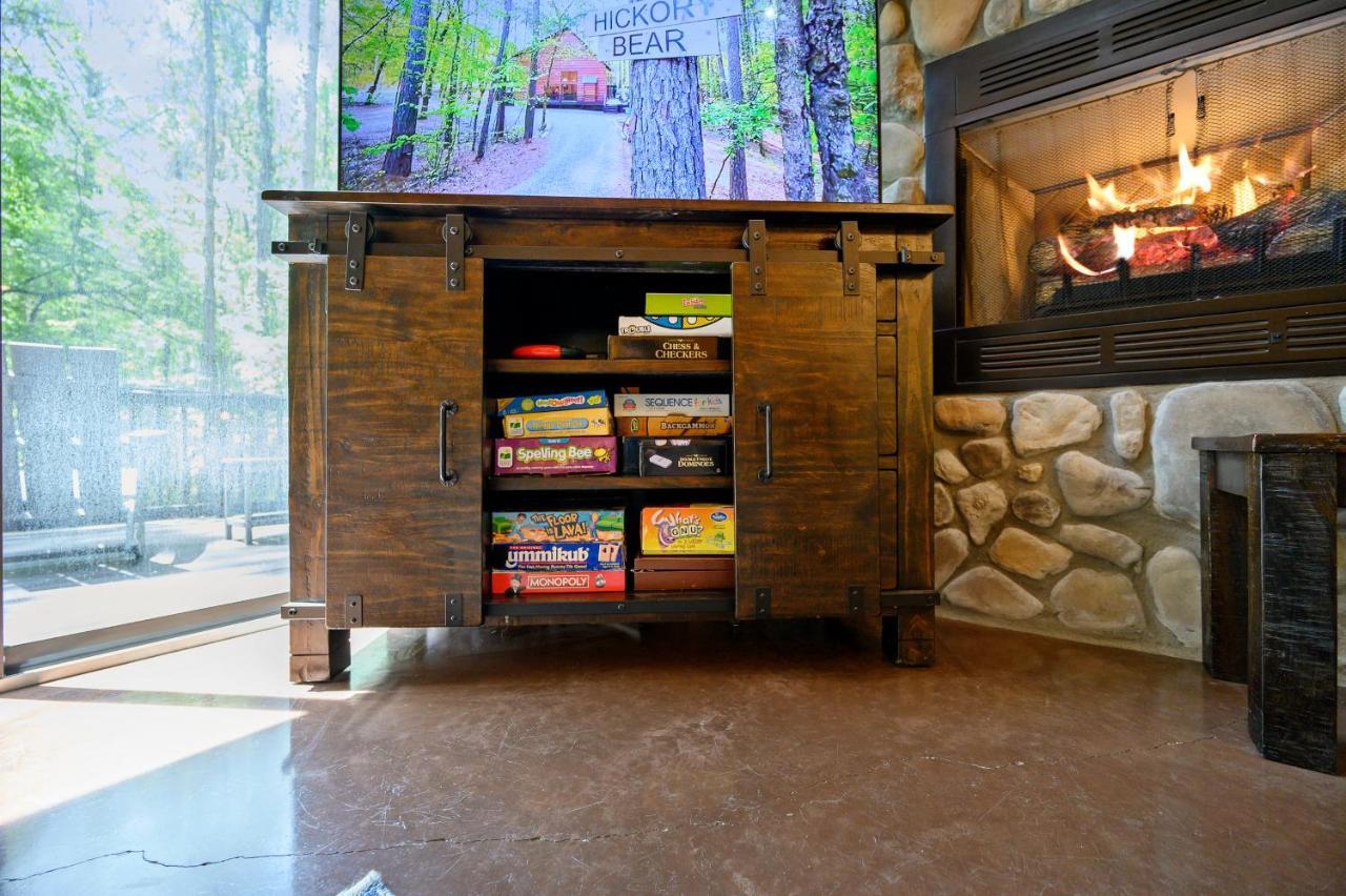 Hickory Bear - Cabin Surrounded By Pines, Sleeps 10, Hot Tub, Fire Pit, Arcade, Foosball Table & Deck Slide Брокен-Боу Екстер'єр фото