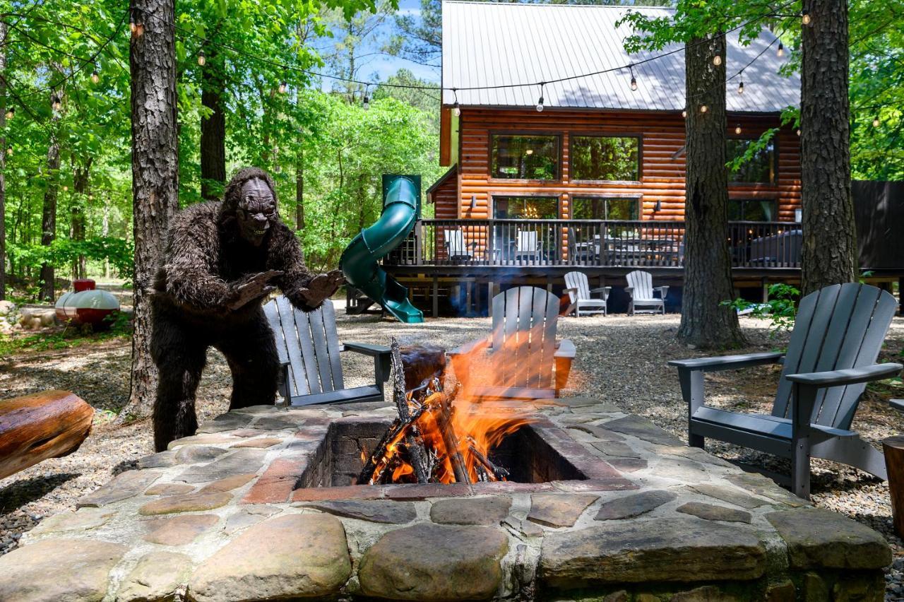 Hickory Bear - Cabin Surrounded By Pines, Sleeps 10, Hot Tub, Fire Pit, Arcade, Foosball Table & Deck Slide Брокен-Боу Екстер'єр фото