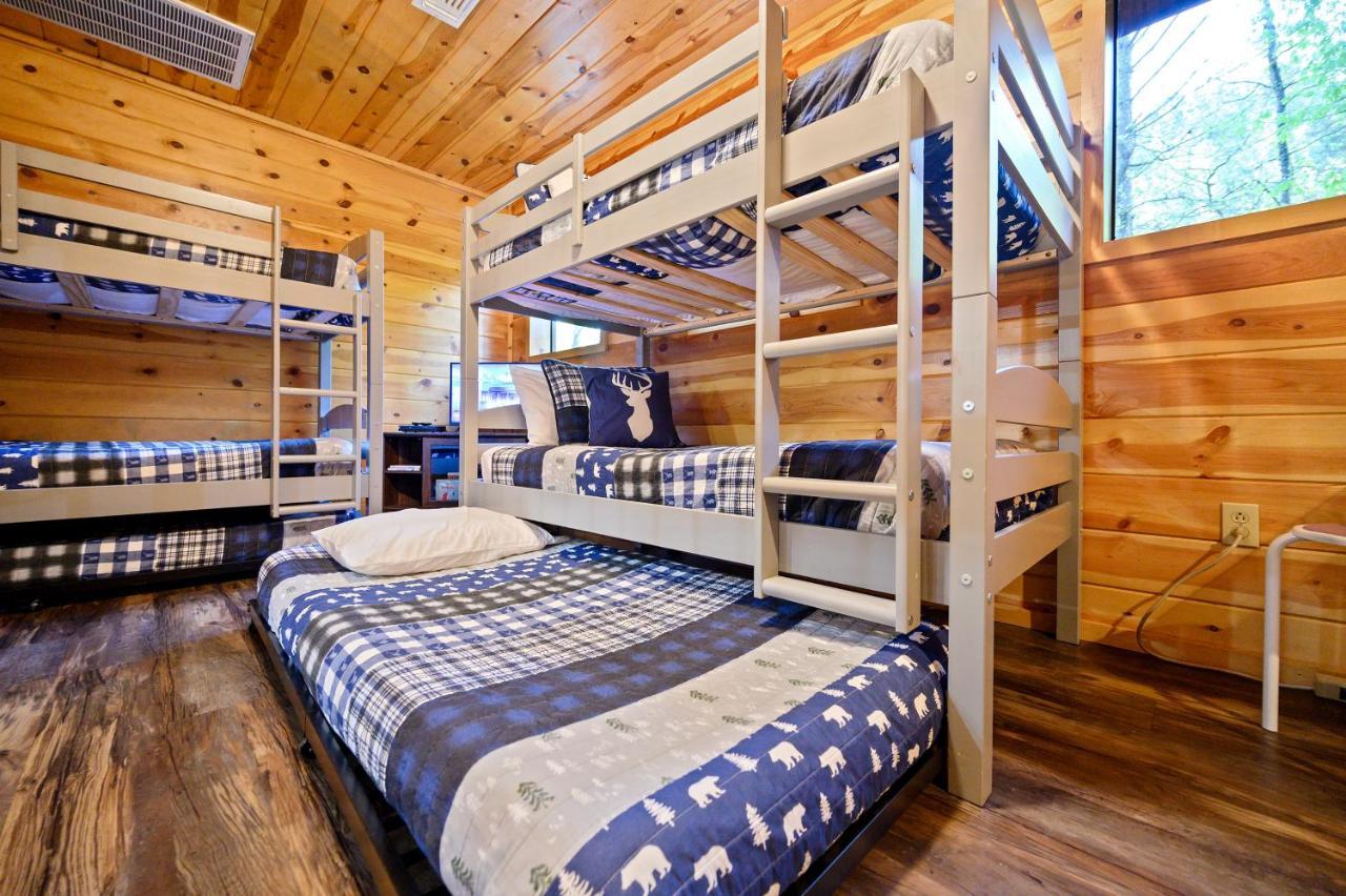 Hickory Bear - Cabin Surrounded By Pines, Sleeps 10, Hot Tub, Fire Pit, Arcade, Foosball Table & Deck Slide Брокен-Боу Екстер'єр фото