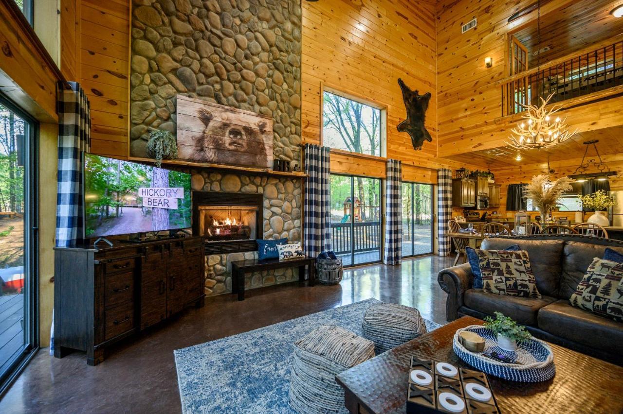 Hickory Bear - Cabin Surrounded By Pines, Sleeps 10, Hot Tub, Fire Pit, Arcade, Foosball Table & Deck Slide Брокен-Боу Екстер'єр фото