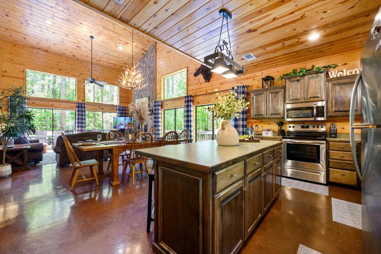 Hickory Bear - Cabin Surrounded By Pines, Sleeps 10, Hot Tub, Fire Pit, Arcade, Foosball Table & Deck Slide Брокен-Боу Екстер'єр фото