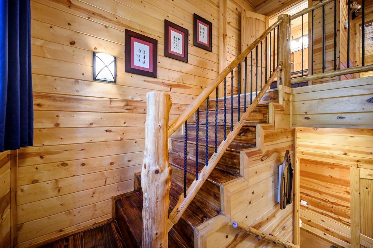 Hickory Bear - Cabin Surrounded By Pines, Sleeps 10, Hot Tub, Fire Pit, Arcade, Foosball Table & Deck Slide Брокен-Боу Екстер'єр фото