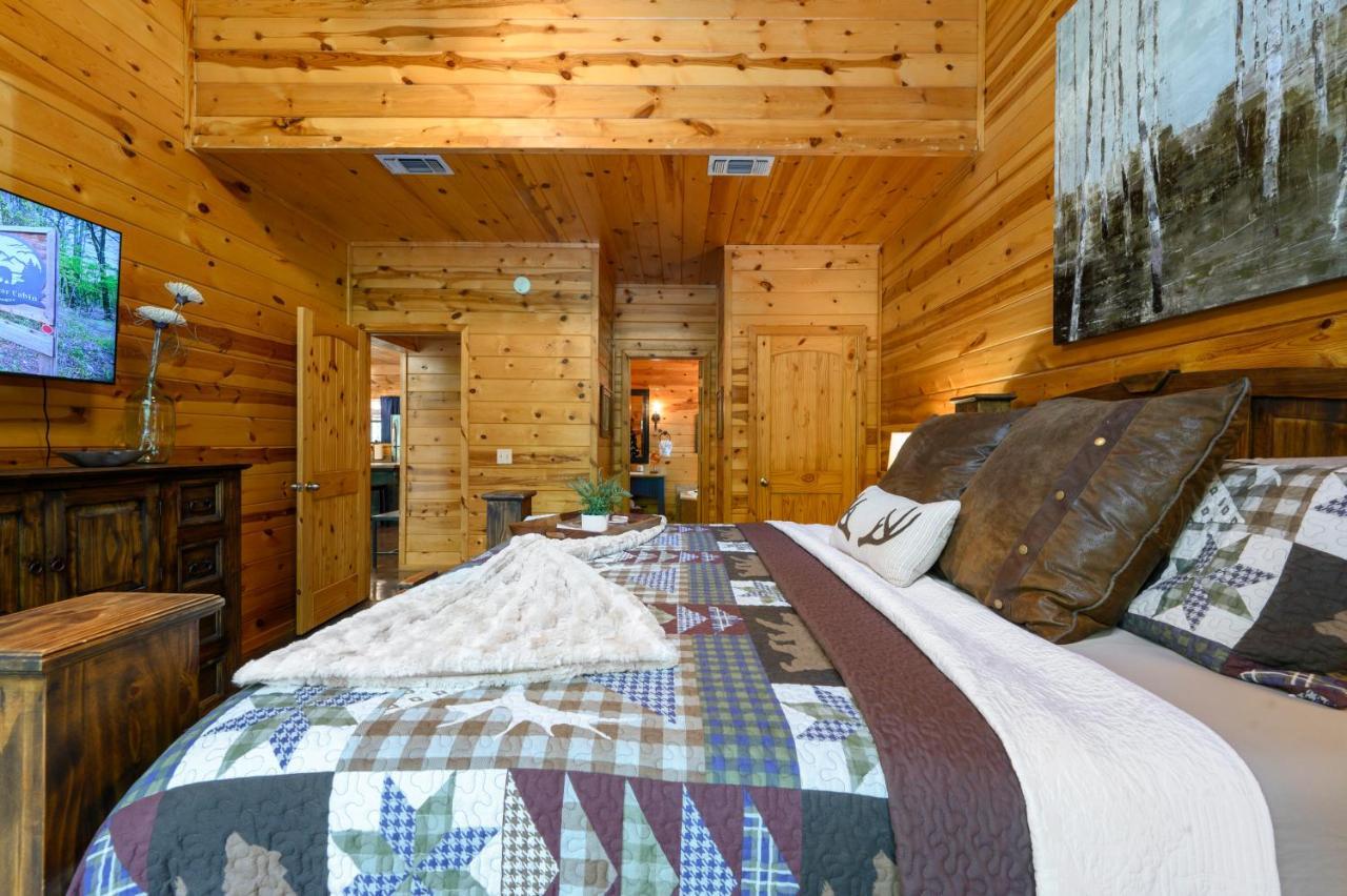 Hickory Bear - Cabin Surrounded By Pines, Sleeps 10, Hot Tub, Fire Pit, Arcade, Foosball Table & Deck Slide Брокен-Боу Екстер'єр фото