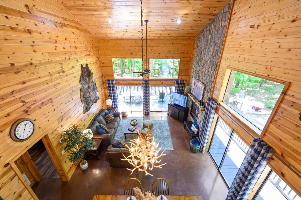 Hickory Bear - Cabin Surrounded By Pines, Sleeps 10, Hot Tub, Fire Pit, Arcade, Foosball Table & Deck Slide Брокен-Боу Екстер'єр фото