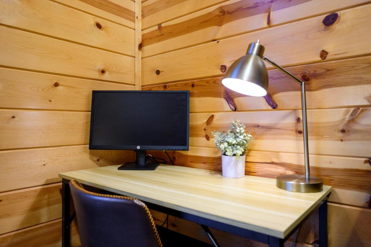 Hickory Bear - Cabin Surrounded By Pines, Sleeps 10, Hot Tub, Fire Pit, Arcade, Foosball Table & Deck Slide Брокен-Боу Екстер'єр фото