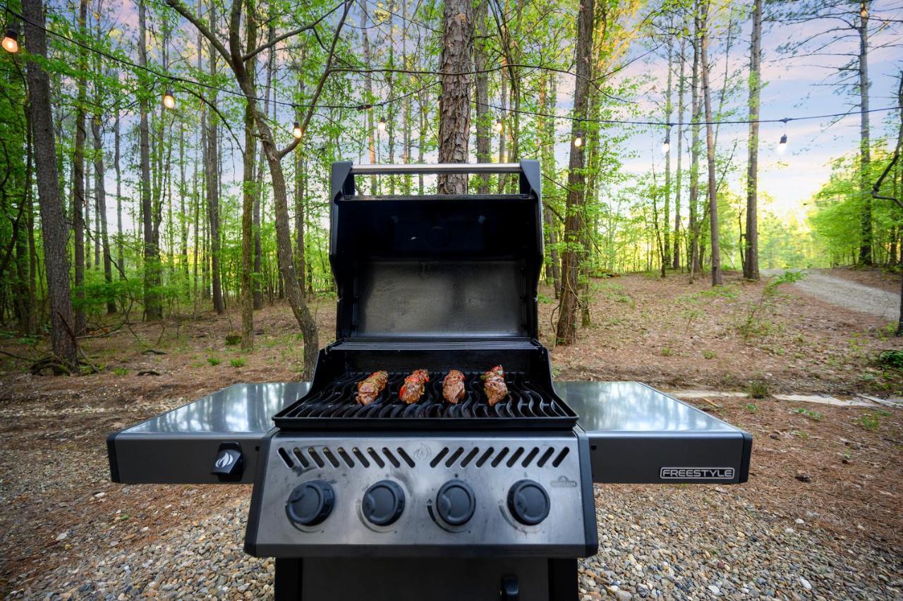 Hickory Bear - Cabin Surrounded By Pines, Sleeps 10, Hot Tub, Fire Pit, Arcade, Foosball Table & Deck Slide Брокен-Боу Екстер'єр фото