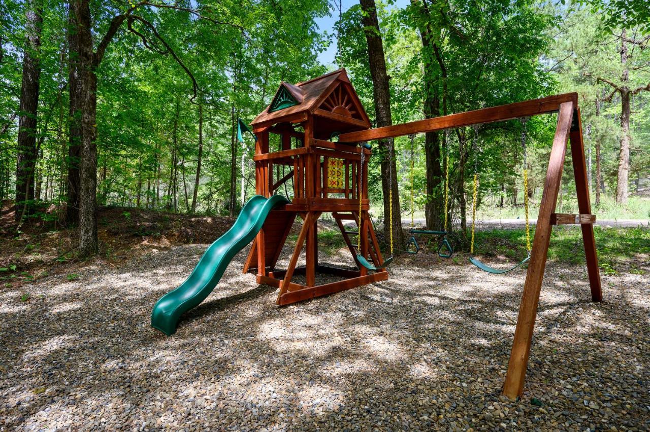 Hickory Bear - Cabin Surrounded By Pines, Sleeps 10, Hot Tub, Fire Pit, Arcade, Foosball Table & Deck Slide Брокен-Боу Екстер'єр фото