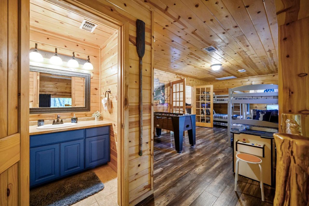 Hickory Bear - Cabin Surrounded By Pines, Sleeps 10, Hot Tub, Fire Pit, Arcade, Foosball Table & Deck Slide Брокен-Боу Екстер'єр фото