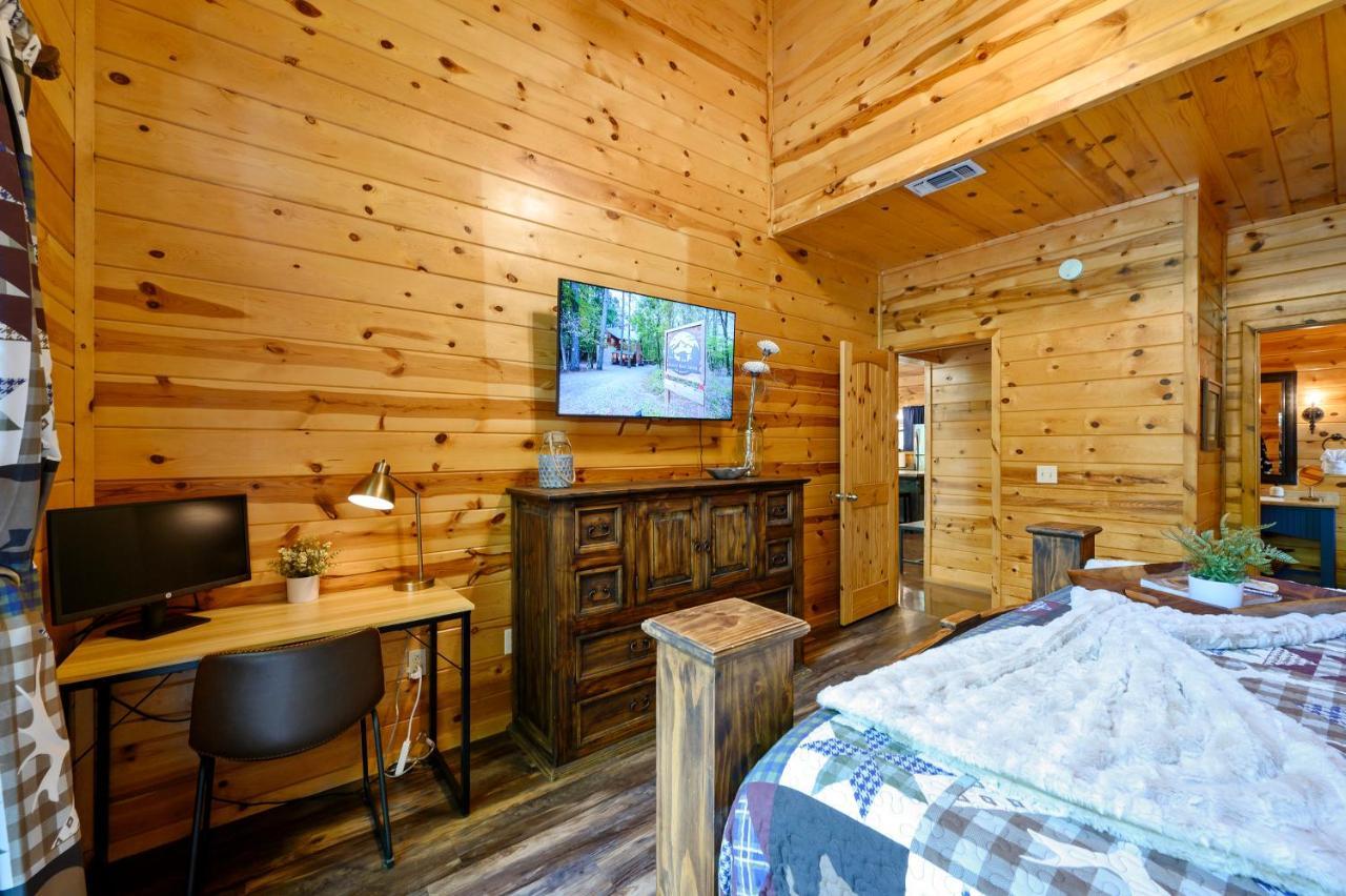 Hickory Bear - Cabin Surrounded By Pines, Sleeps 10, Hot Tub, Fire Pit, Arcade, Foosball Table & Deck Slide Брокен-Боу Екстер'єр фото