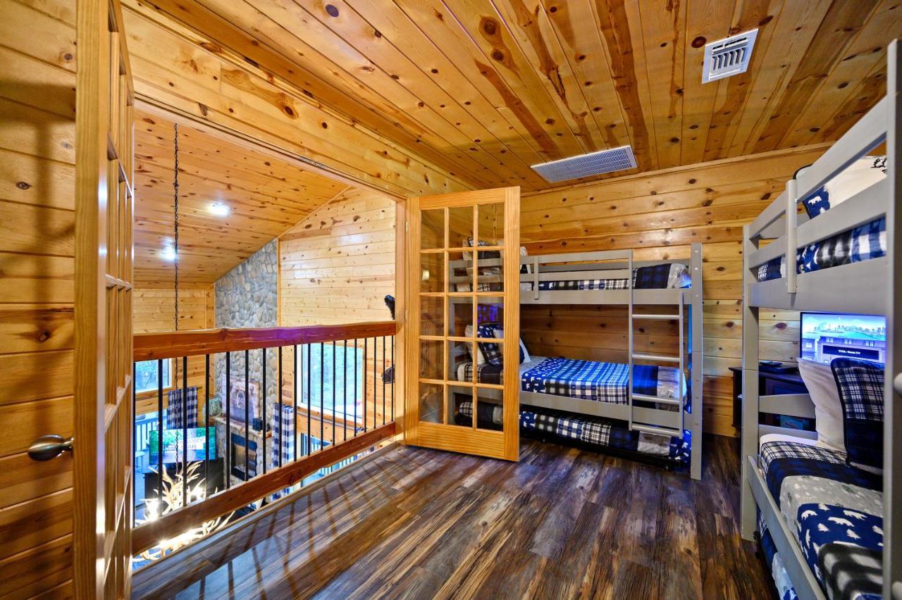 Hickory Bear - Cabin Surrounded By Pines, Sleeps 10, Hot Tub, Fire Pit, Arcade, Foosball Table & Deck Slide Брокен-Боу Екстер'єр фото
