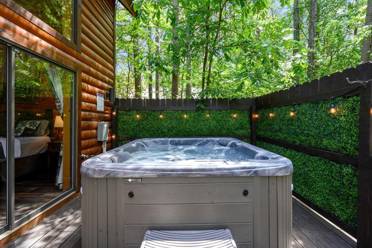 Hickory Bear - Cabin Surrounded By Pines, Sleeps 10, Hot Tub, Fire Pit, Arcade, Foosball Table & Deck Slide Брокен-Боу Екстер'єр фото