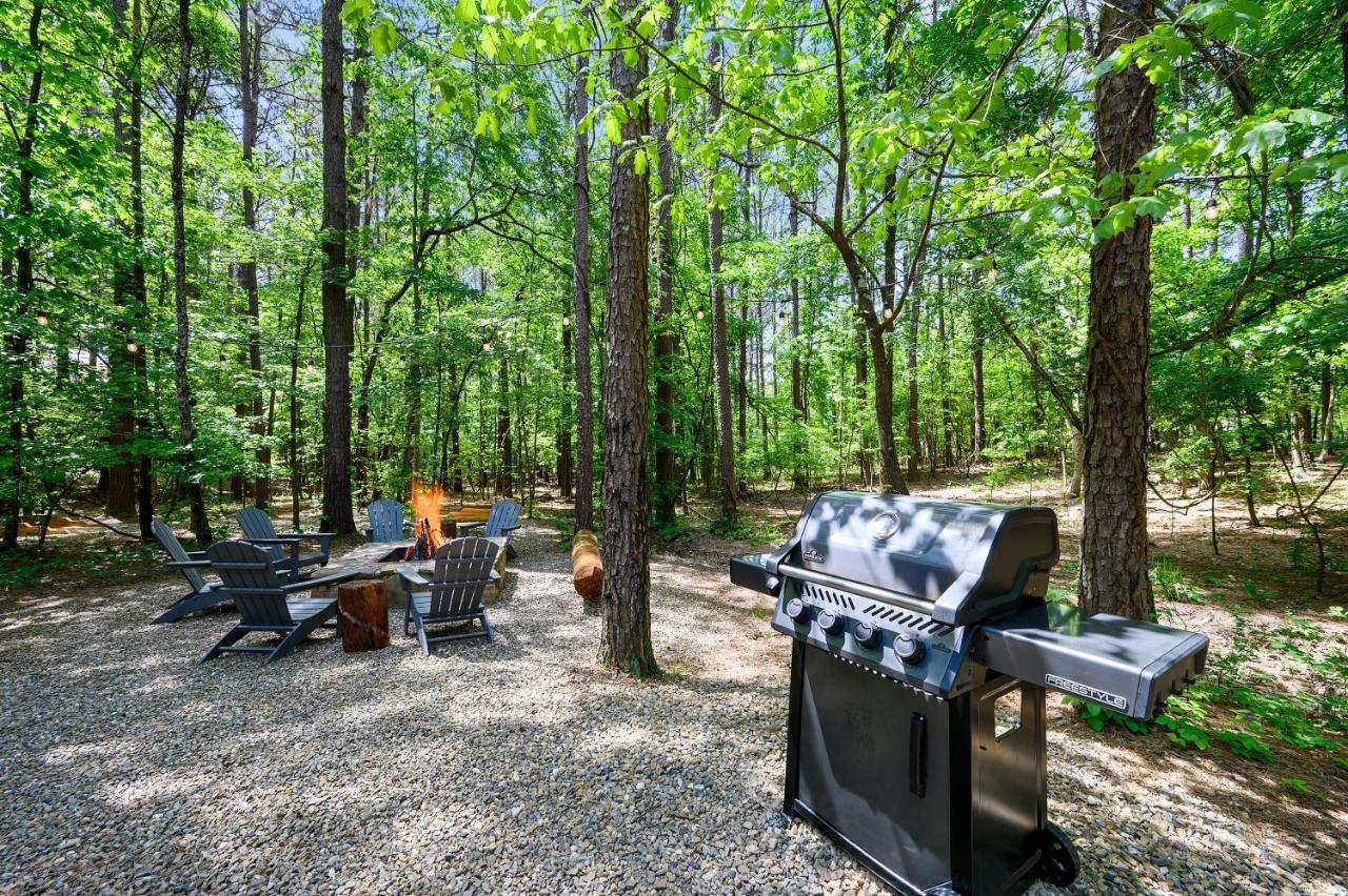 Hickory Bear - Cabin Surrounded By Pines, Sleeps 10, Hot Tub, Fire Pit, Arcade, Foosball Table & Deck Slide Брокен-Боу Екстер'єр фото