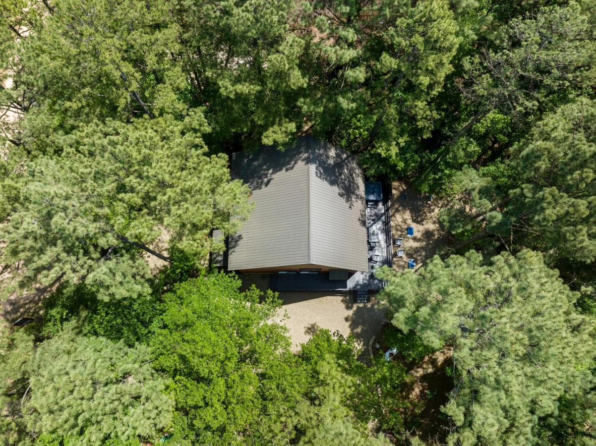 Hickory Bear - Cabin Surrounded By Pines, Sleeps 10, Hot Tub, Fire Pit, Arcade, Foosball Table & Deck Slide Брокен-Боу Екстер'єр фото