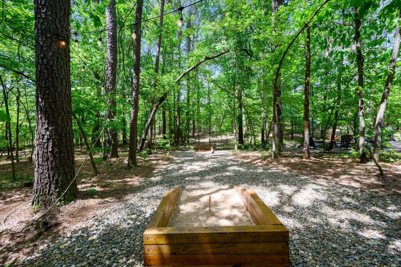Hickory Bear - Cabin Surrounded By Pines, Sleeps 10, Hot Tub, Fire Pit, Arcade, Foosball Table & Deck Slide Брокен-Боу Екстер'єр фото